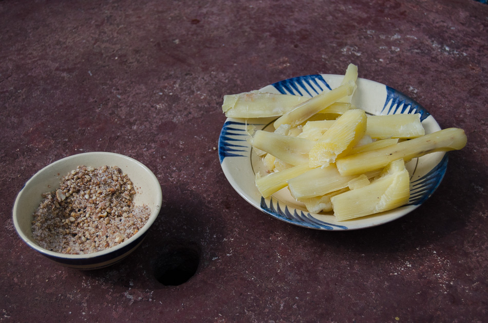 Boiled manioc dipped in salt, sugar and crushed peanuts